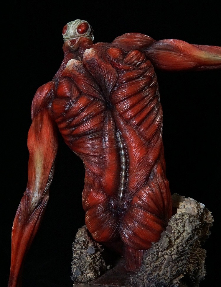 колоссальный титан в полный рост. колосс титан в полный рост.