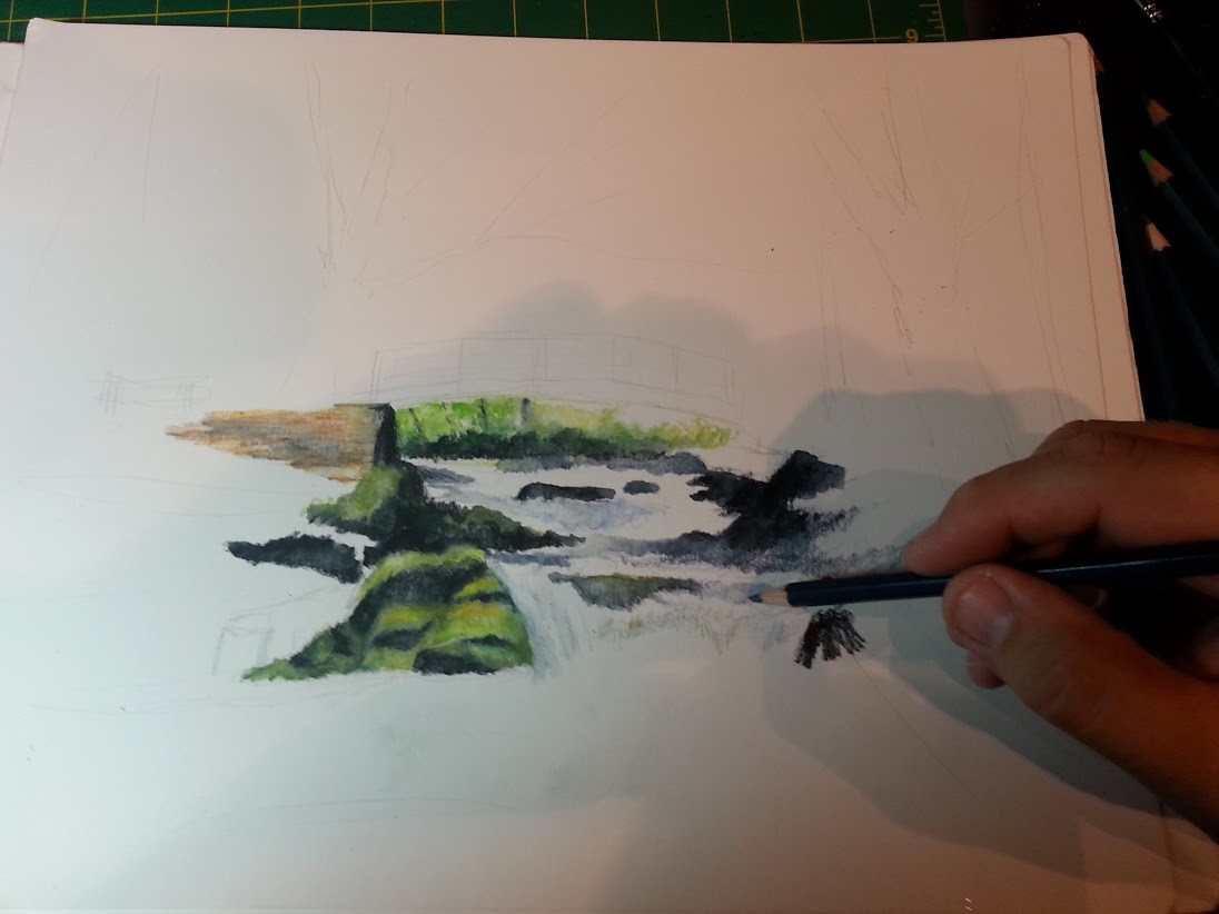 After a light sketch with an HB pencil, I start to define the little waterfall with the watercolor pencil. I'm using Derwent Watercolor pencils