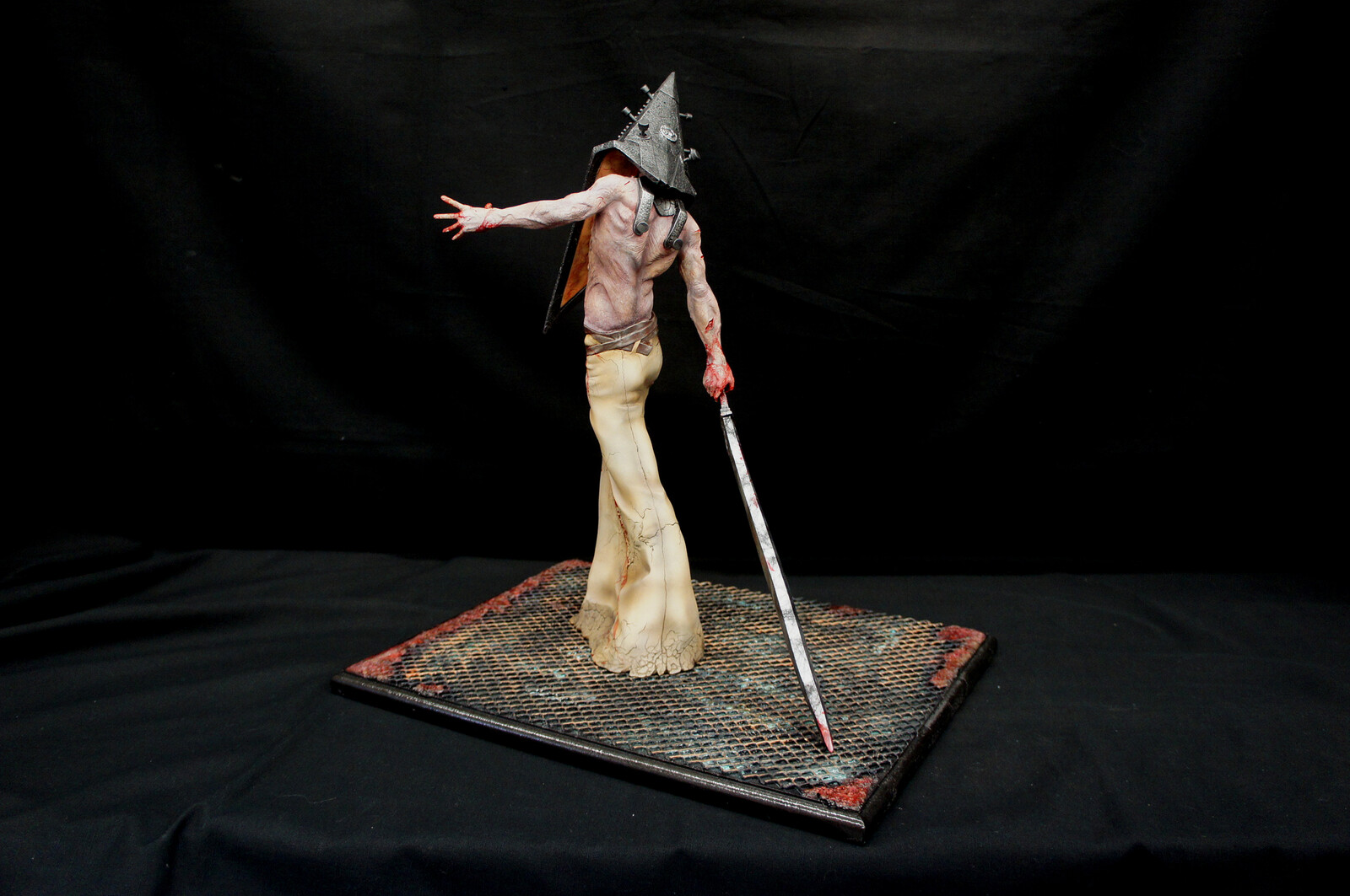 Hellpainter: Silent Hill Bogeyman Art Statue DX
https://www.solidart.club/