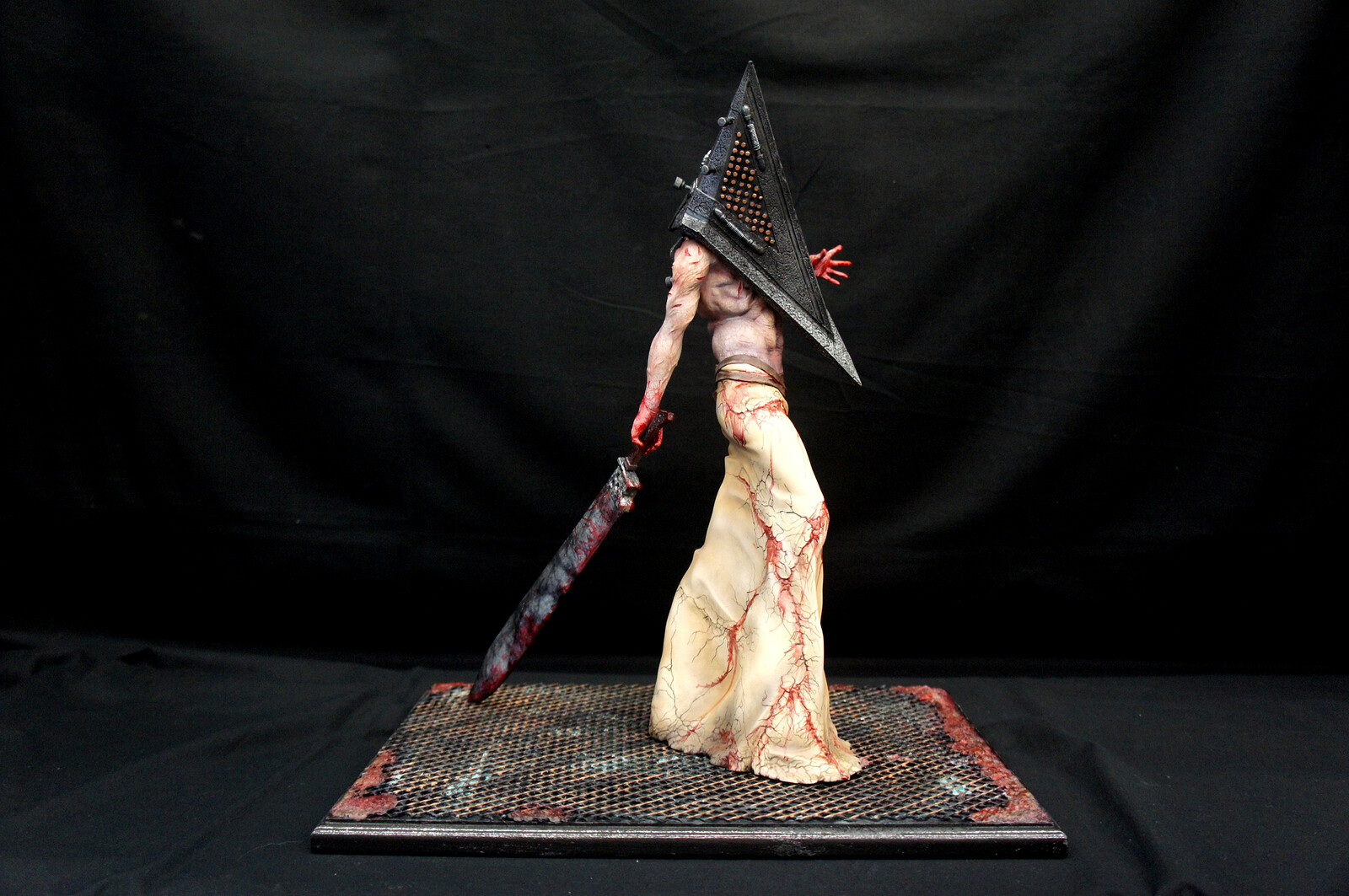 Hellpainter: Silent Hill Bogeyman Art Statue DX
https://www.solidart.club/