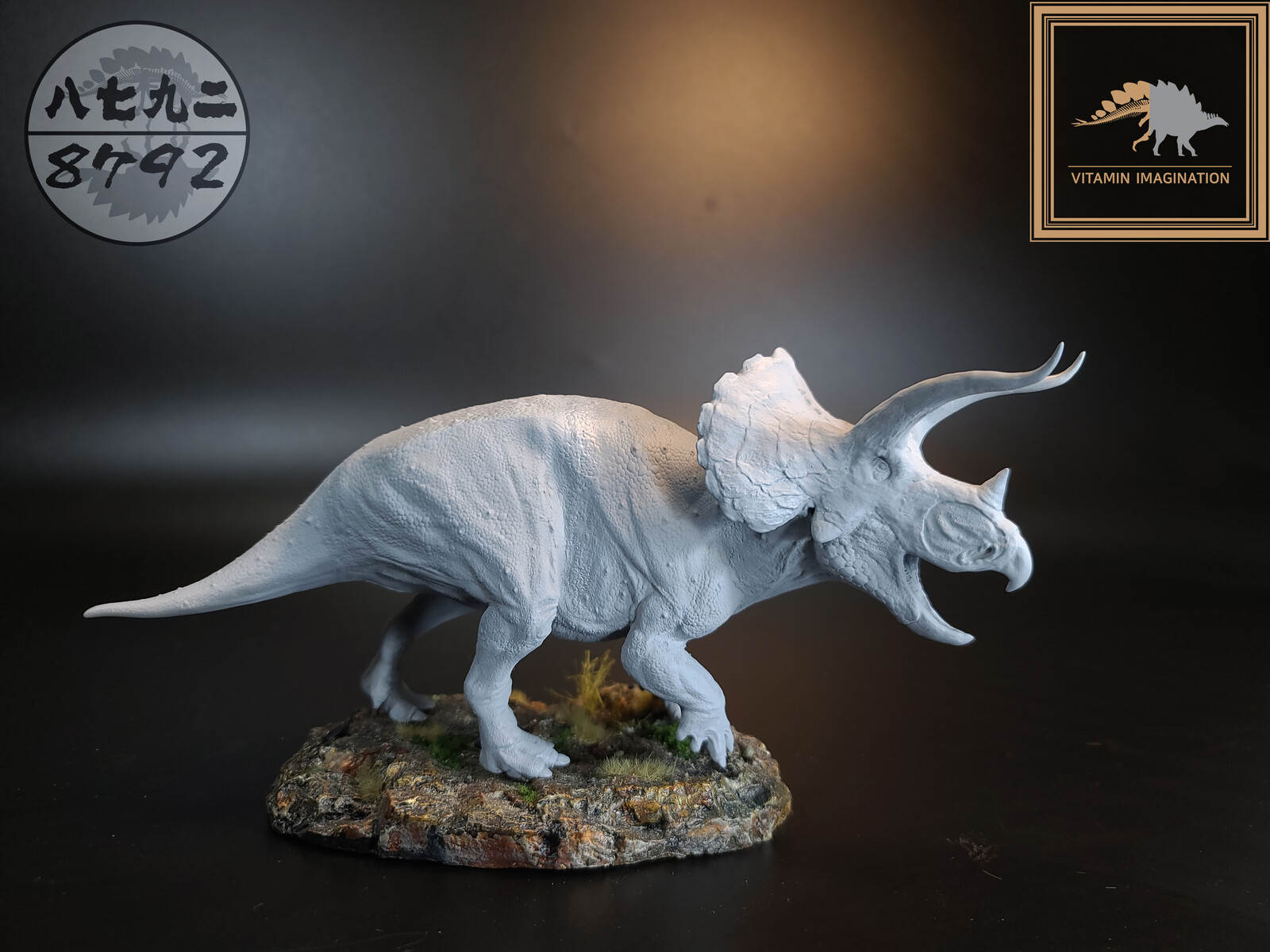 -One set of Triceratops Resin Kit
Eight parts (head, lower jaw, torso, front, back leg, tail)
Length: approximately 230mm x height: approximately 105mm
materials:resin
