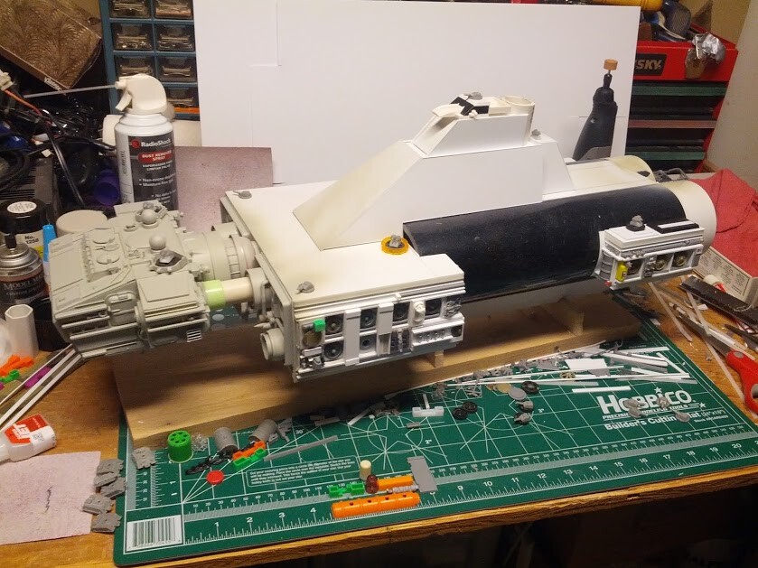 Hull under way, head completed.