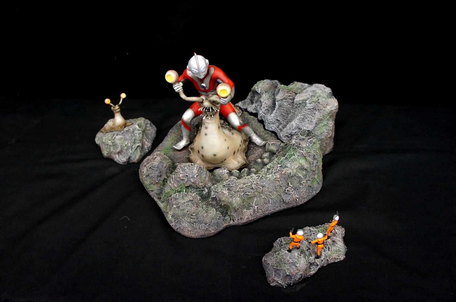 Namegon vs Ultraman Art Statue ナメゴン対ウルトラマン 
https://www.solidart.club/
