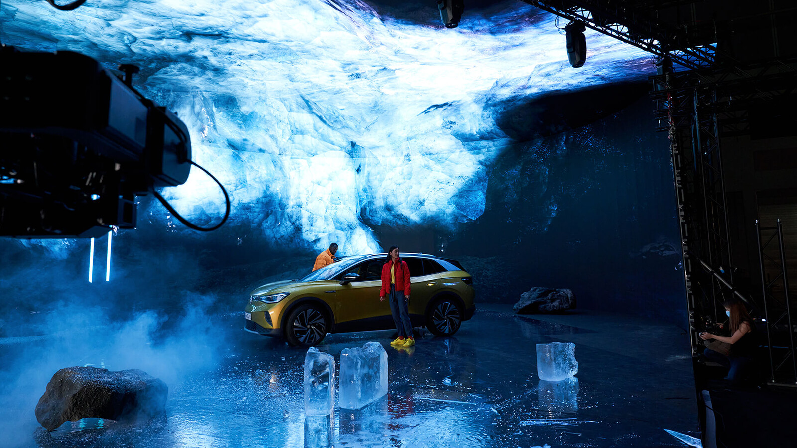 A picture of the Ice cave within the hyperbowl, taken from this article https://www.unrealengine.com/en-US/spotlights/volkswagen-turns-to-virtual-production-for-greener-car-commercials?fbclid=IwAR3qz4E_c05AYcIEArsWShf4nF3PK8YtHpp9T08aFniKseIsyM2cwkP5WoY
