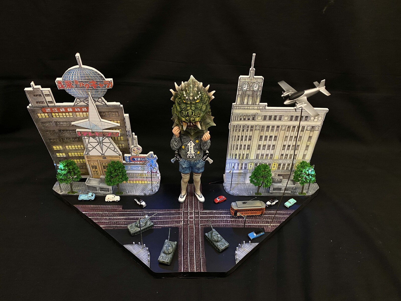 Pseudo appears!  Ginza 4-chome intersection of offense and defense Art Statue 
https://www.solidart.club/