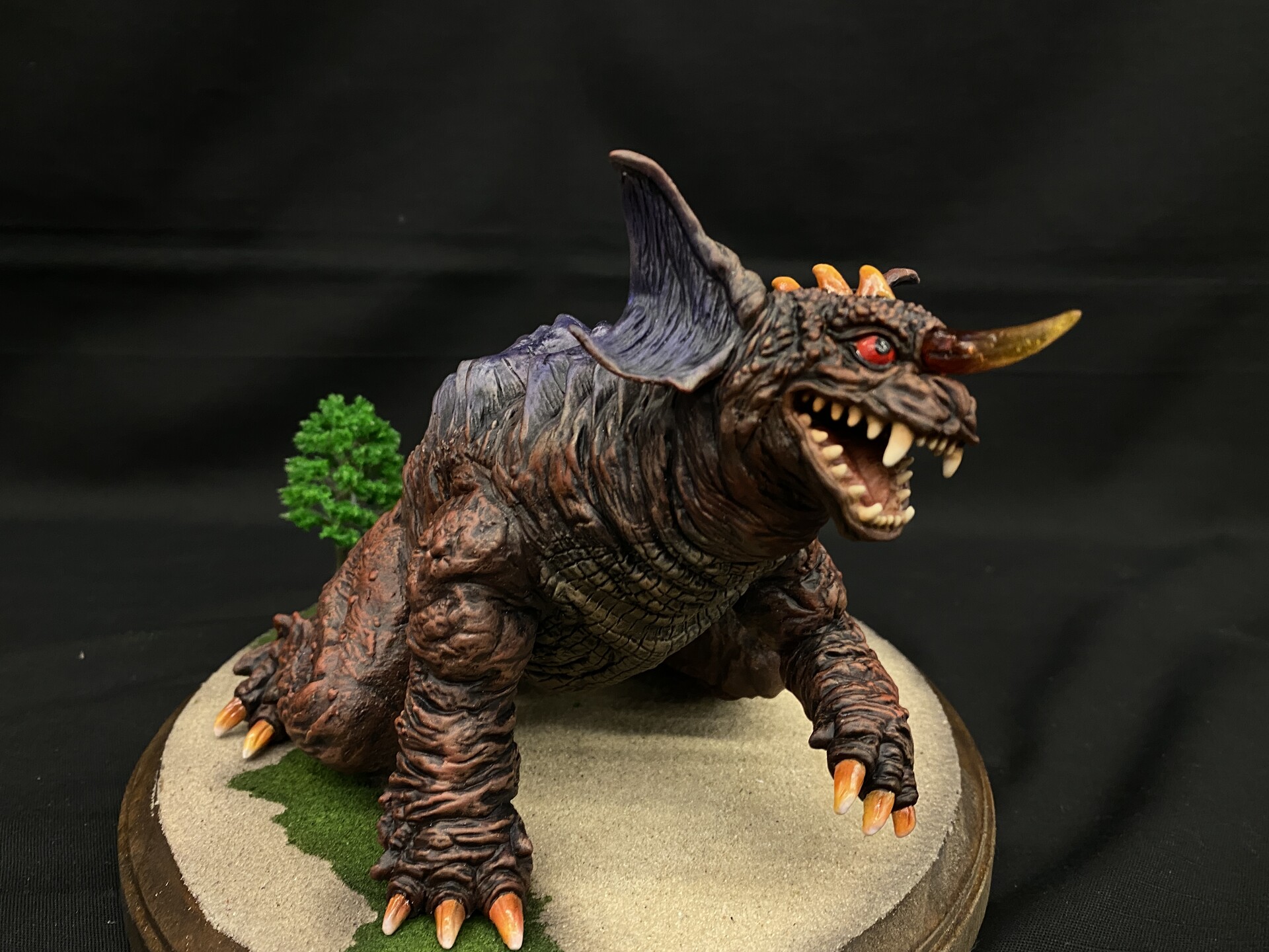 Robin Kwok - Baragon Art Statue 魏怒羅'01横浜決戦Ⅱ 完成品