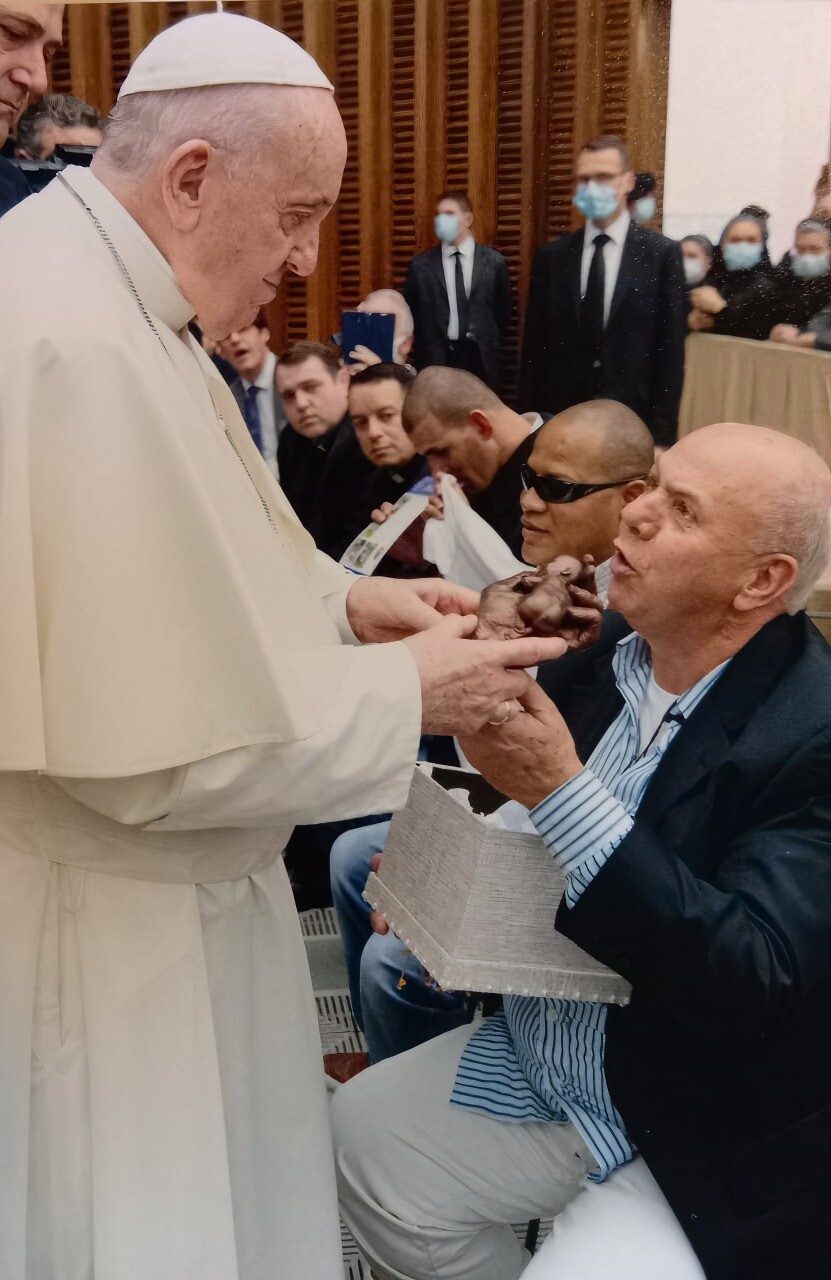 Pope receiving the 3D printed statue from the hands of my client. This satue was a donation to the Jesus menino community and a gift for the pope.