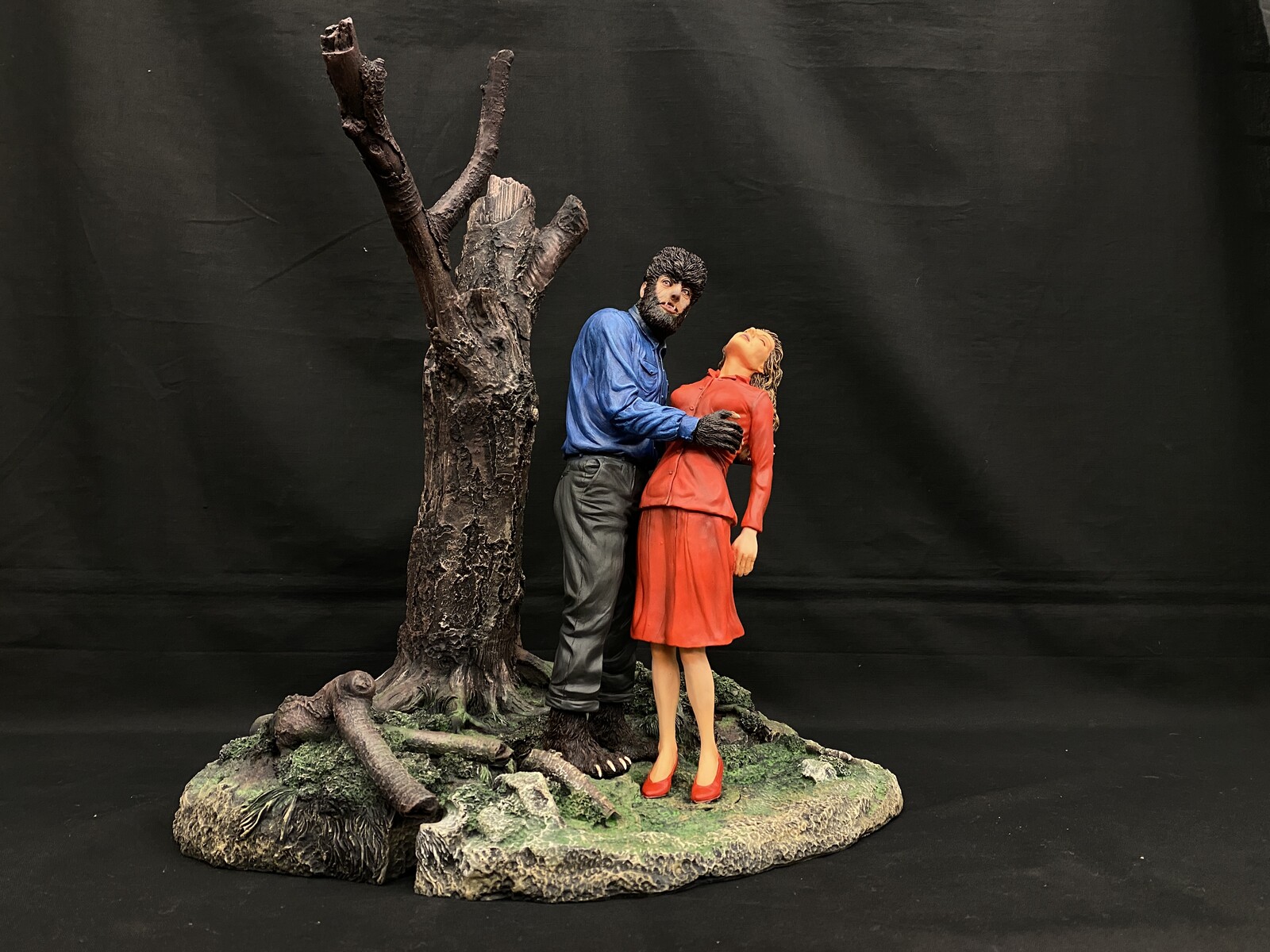 Wolfman &amp; Gwen Conliffe 1941 version 
This piece is hand-painted and finished, 
with its own unique quality and detail 
that is the trademark of a handcrafted 
Art Of Toys custom product.
https;//www.solidart.club/ 