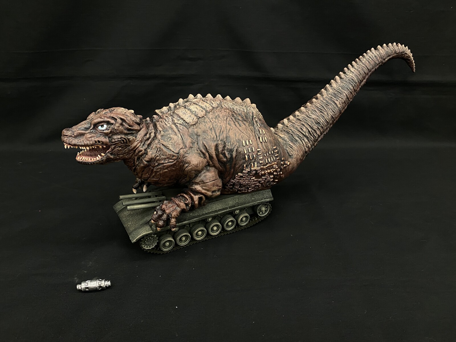 Dinosaur Tank Art Statue 「恐竜戦車」完成品
This piece is hand-painted and finished, 
with its own unique quality and detail 
that is the trademark of a handcrafted 
Art Of Toys custom product.
https://www.solidartclub.club/ 