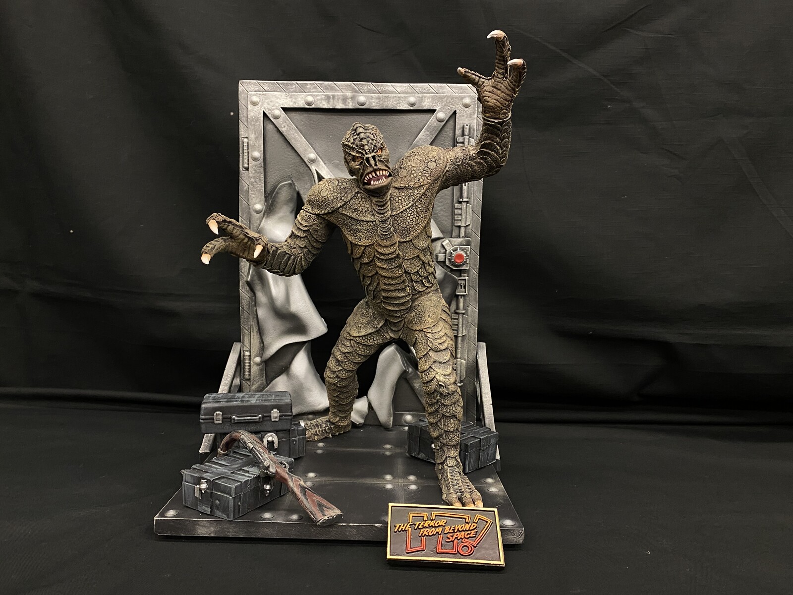 It! The Terror From Beyond Space Art Statue
https://www.solosart.club/ 