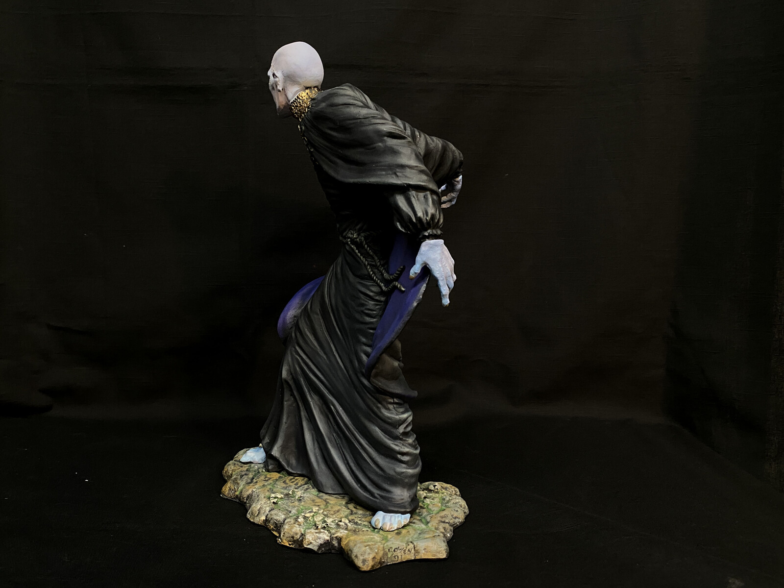 This piece is hand-painted and finished, 
with its own unique quality and detail 
that is the trademark of a handcrafted 
Art Of Toys custom product.
https://www.solidart.club/ 
