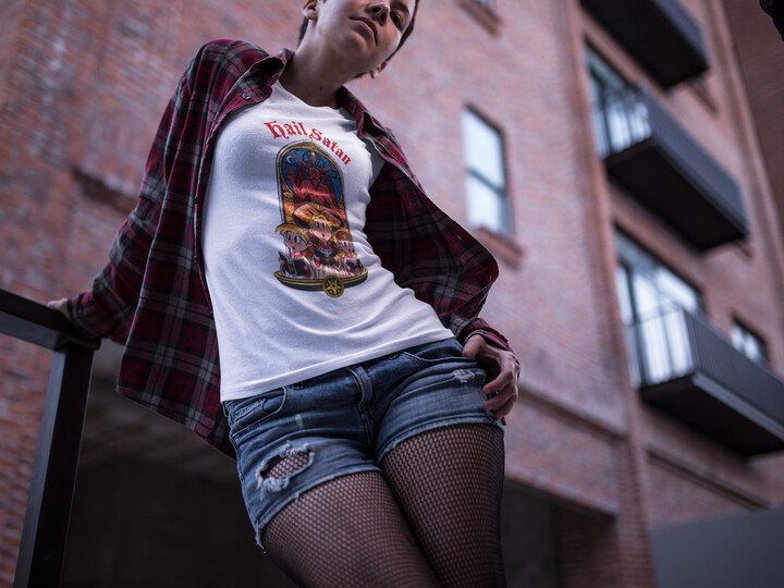 Model rocking the final tee!