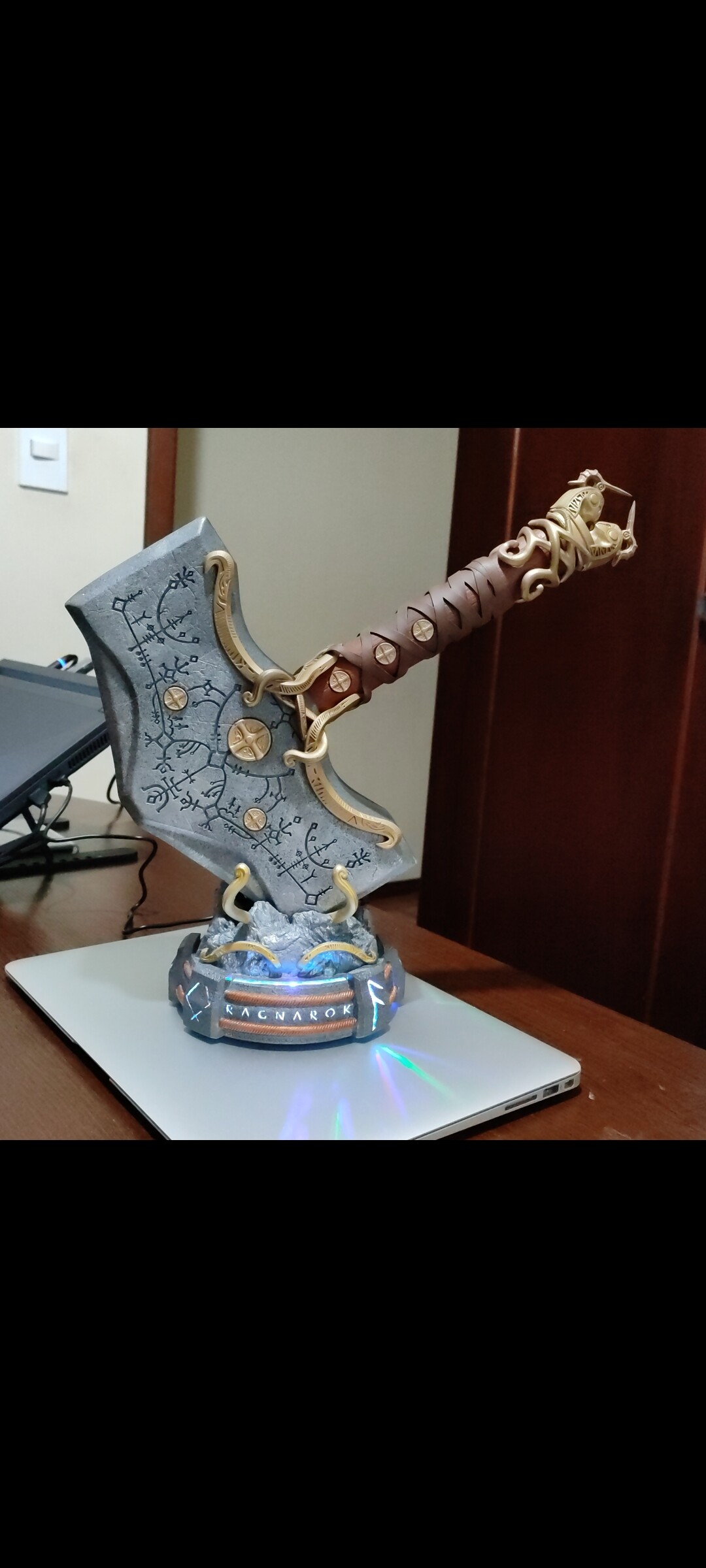 Fã de God of War: Ragnarok cria versão real do Mjolnir