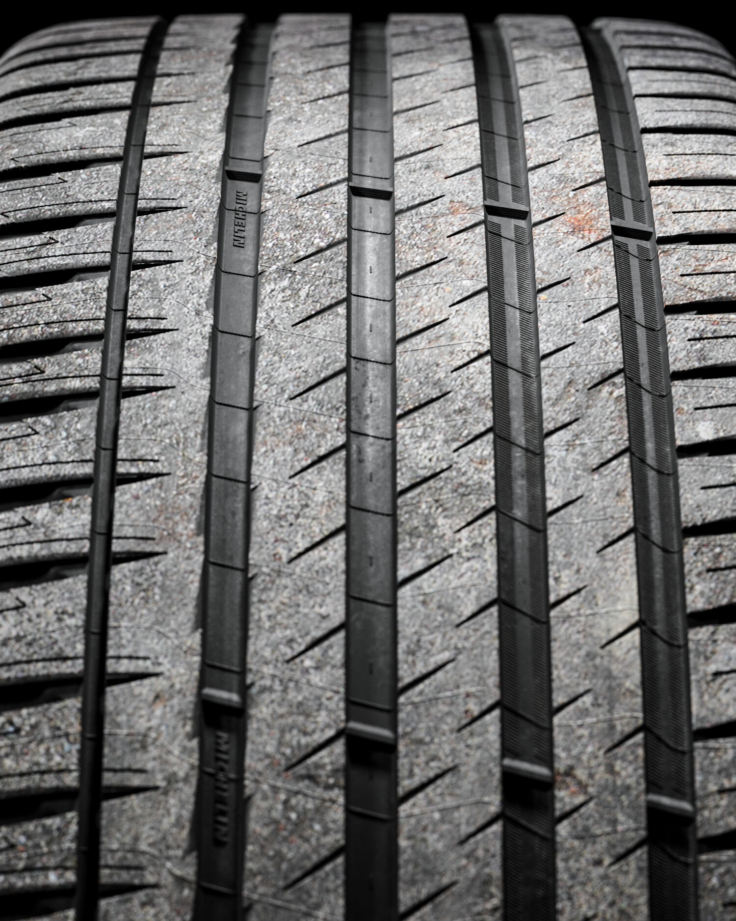 Roman Tikhonov - MICHELIN Pilot® Sport SUV • 285/35 R21 (105Y) XL • 220/A/A