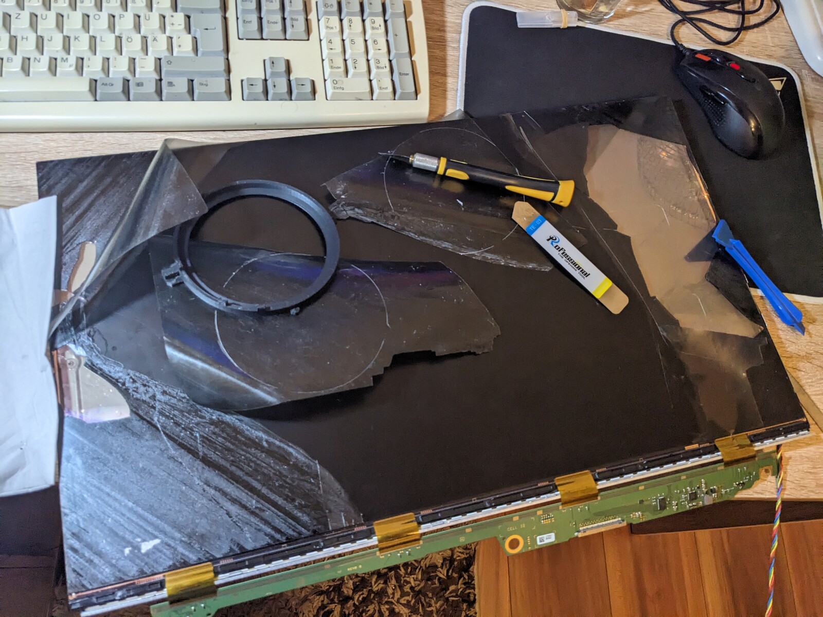 I made my no-budget cross-polarizing setup by cutting the polarizer (for the lamps) out of a broken LCD Monitor.