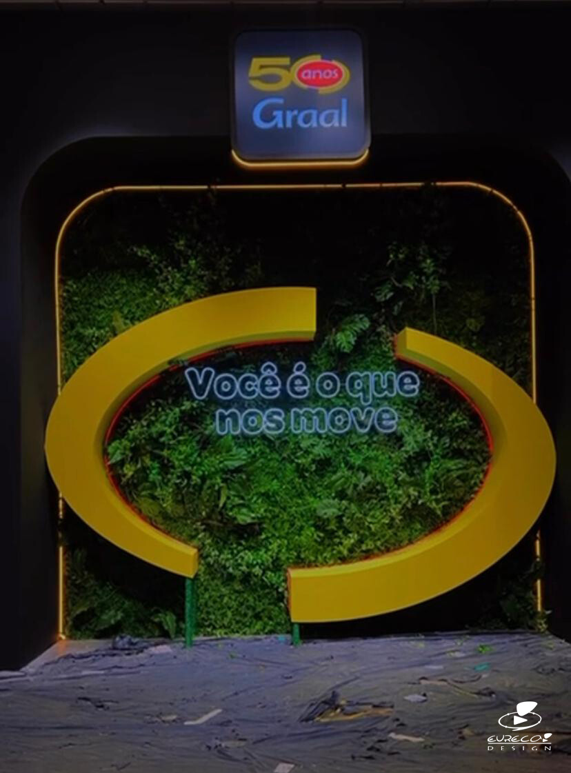 Assemble of the new Instagrammable scene to celebrate the 50th anniversary of the GRAAL restaurant chain commissioned by the live agency mkt FUNCAST