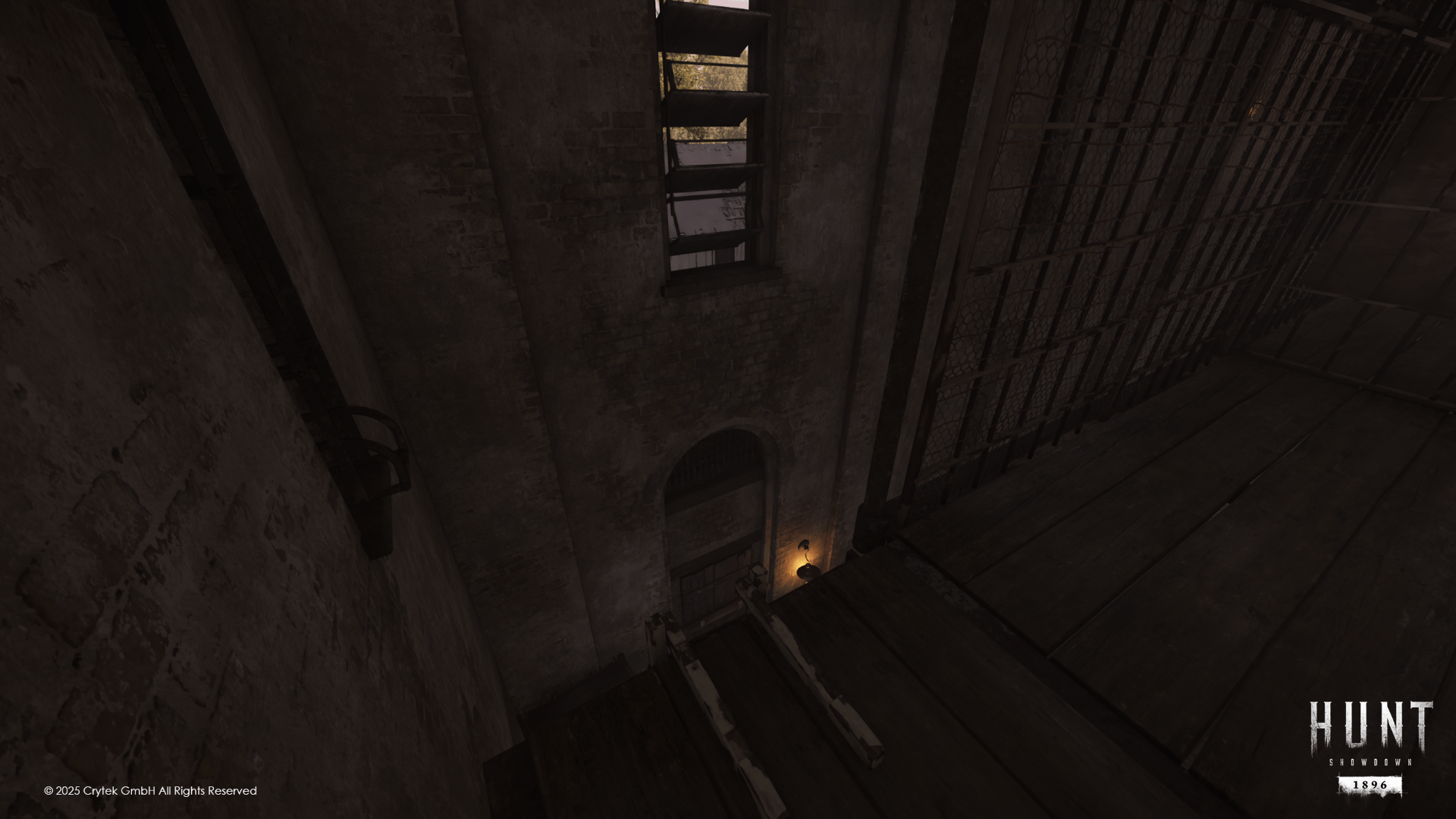 Inside the Prison, several windows were opened together with the lighting team. This created new opportunities for entries. In this example, players can now reach the window from the outside and then use the platform under it to hop onto the second floor.
