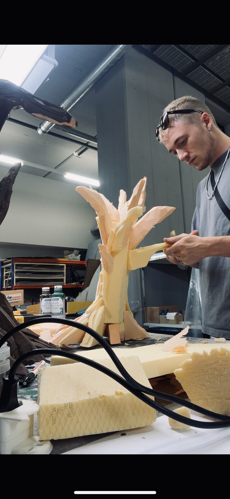 Making of the sculpting of the prop- and setpieces.